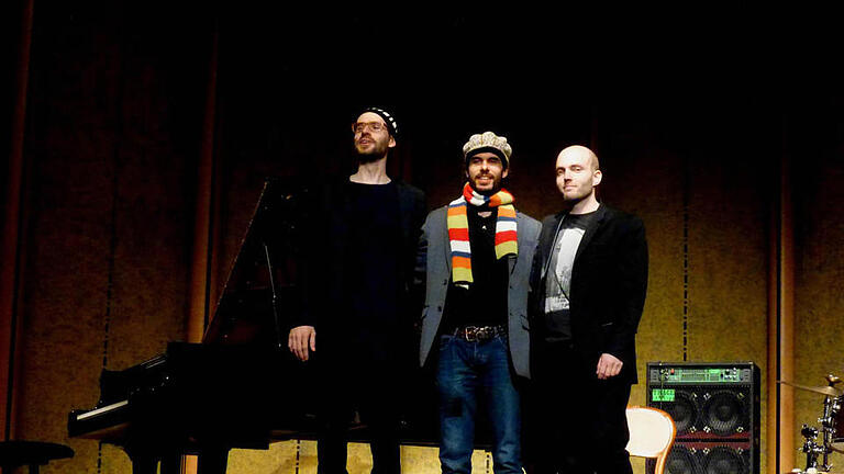 Nach Konzerten in Frankfurt und Wiesbaden in Bad Kissingen: das neue Klaviertrio des Pianisten David Helbock (links) mit Raphael Preuschl (Bass-Ukulele) und Reinhold Schmölzer (Schlagzeug). Foto: Gerhild Ahnert       -  Nach Konzerten in Frankfurt und Wiesbaden in Bad Kissingen: das neue Klaviertrio des Pianisten David Helbock (links) mit Raphael Preuschl (Bass-Ukulele) und Reinhold Schmölzer (Schlagzeug). Foto: Gerhild Ahnert