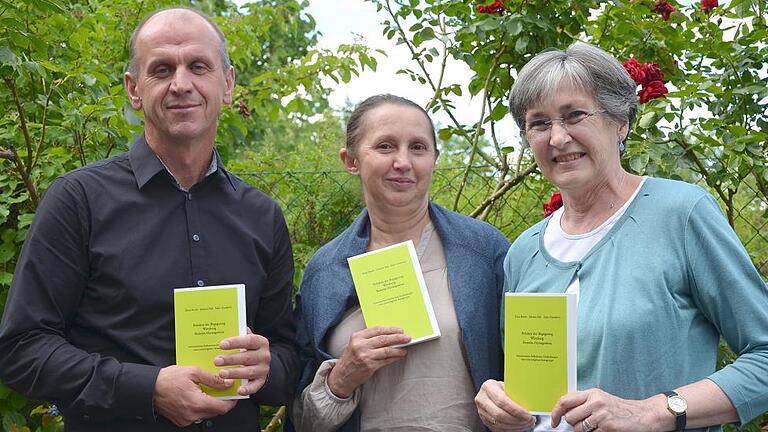 Wollen in Würzburg an das Massaker von Srebrenica am 11. Juli 1995 erinnern (von links) Imam Zahir Durakovic, Fatima Sehic von der bosnischen Gemeinde in Würzburg und Johanna Falk von der Ökumenischen Nagelkreuzinitiative.