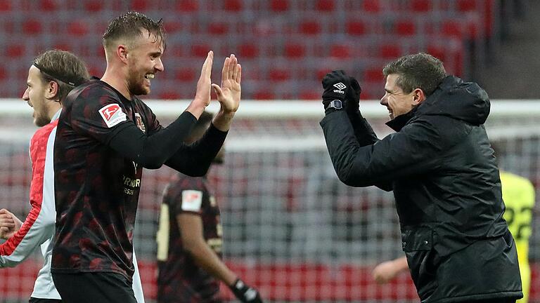 Darf sich bei seinem Torschützen zum 2:1 für den Heimsieg gegen die Kickers bedanken: Clubtrainer Robert Klauß (rechts) mit Asger Sörensen