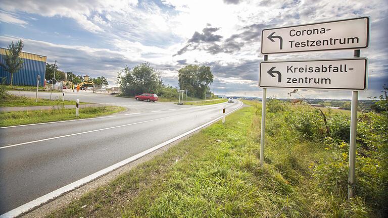 Die Einfahrt zum Corona-Testzentrum in Wonfurt. Mit den umfangreichen Testungen und den damit einher gehenden Nachverfolgungen sollen möglichst viele weitere Infektionen ermittelt werden. Die Einfahrt zum Corona-Testzentrum in Wonfurt. Mit den umfangreichen Testungen und den damit einher gehenden Nachverfolgungen sollen möglichst viele weitere Infektionen ermittelt werden.