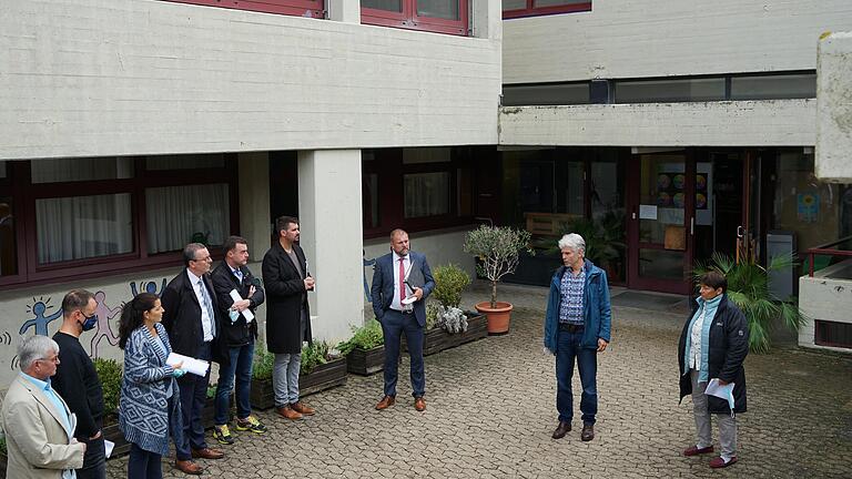 Ortstermin an der Rupert-Egenberger-Schule in Veitshöchheim: Gesamtschulleiter Markus Fuchs (Zweiter von rechts) und Konrektorin&nbsp;Petra Walpuski (rechts) zeigen Landrat Thomas Eberth (Dritter von rechts) und&nbsp;Mitgliedern des Kreisbauausschusses das stark modernisierungsbedürftige Schulhaus.