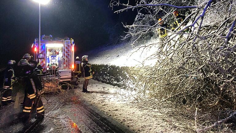 Schneechaos in Unterfranken: Zu zahlreichen Wintereinsätzen mussten die Feuerwehren in der Nacht zum Samstag ausrücken. Im Bild: Die Feuerwehr auf der B469 bei Laudenbach (Lkr. Miltenberg.)