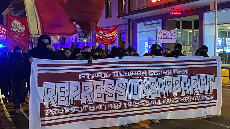 Eine Demonstration der Würzburger Kickers-Utras gegen 'Repression' durch Strafverfolgungsbehörden am 13. Dezember 2022. Eine Demonstration der Würzburger Kickers-Utras gegen 'Repression' durch Strafverfolgungsbehörden am 13. Dezember 2022.