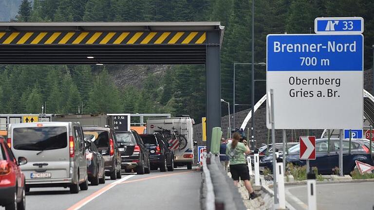 Auch wenn es sich oft staut: Österreich will den Transitverkehr von Deutschland nach Italien nur noch über die Brenner-Autobahn leiten. Foto: Angelika Warmuth       -  Ab 2025 ist eine wichtige Brücke am Brenner nur noch einspurig befahrbar.