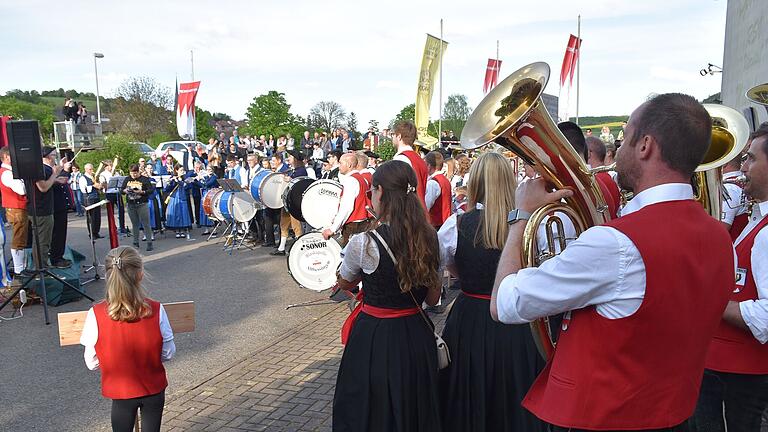 Ein Muss bei jedem Musikfest: der Massenchor, geleitet in Müdesheim von Alexander Kneuer, Dozent und Juror des Nordbayerischen Musikbundes.