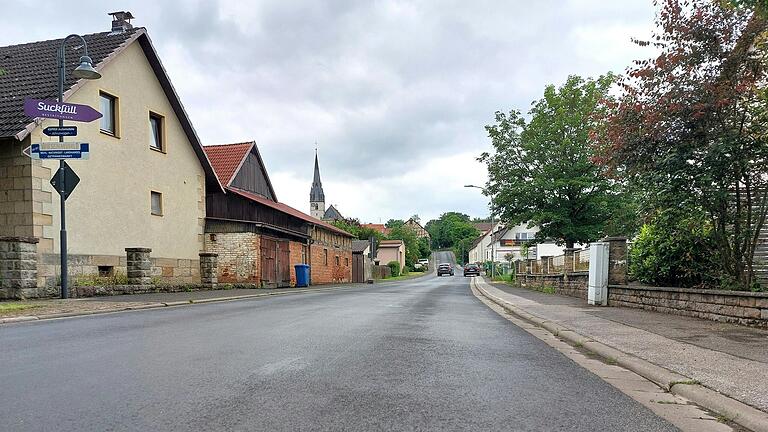 Der winterliche Räum- und Streudienst der Kommune wurde auf Bürgerwunsch auf die Tagesordnung gesetzt. Bürgermeister Holger Schmitt betonte, dass dieser in drei Kategorien eingeteilt nach Priorität der Straßen und dem Gefahrenpotential erfolge. Dabei erinnerte er an die Räumpflicht der Gehwege jedes Einzelnen. Bei Blitzeis wird überall gestreut.