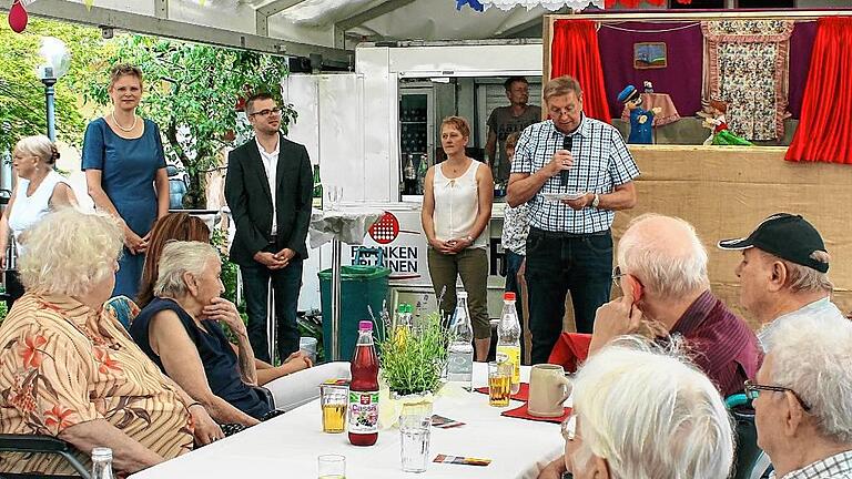 Puppenspiel, Musik und viele Gäste: Am Samstag feierten die Bewohner das 25-jährige Jubiläum der Dettelbacher Seniorenresidenz. Mit dabei waren Bürgermeisterin Christine Konrad, Einrichtungsleiter Florian Wolf und stellvertretender Landrat Robert Finster (stehend von links). Puppenspiel, Musik und viele Gäste: Am Samstag feierten die Bewohner das 25-jährige Jubiläum der Dettelbacher Seniorenresidenz. Mit dabei waren Bürgermeisterin Christine Konrad, Einrichtungsleiter Florian Wolf und stellvertretender Landrat Robert Finster (stehend von links).