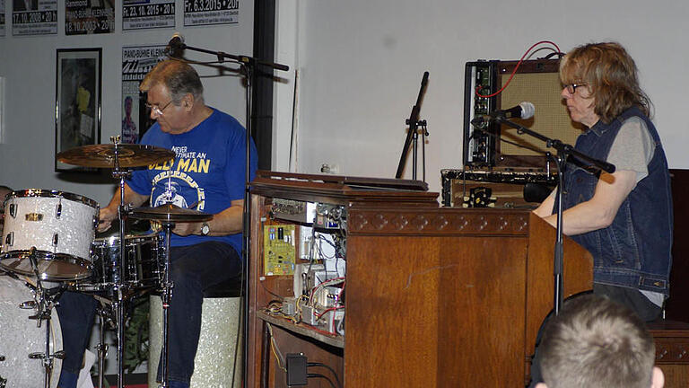 Helge Schenider (rechts) hat bei seinem inzwischen dritten Auftritt in Reith diesmal den Drummer Pete York (Spencer Davis Group) mitgebracht. Foto: Winfried Ehling       -  Helge Schenider (rechts) hat bei seinem inzwischen dritten Auftritt in Reith diesmal den Drummer Pete York (Spencer Davis Group) mitgebracht. Foto: Winfried Ehling