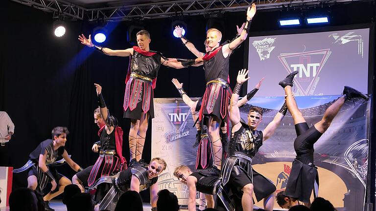 Die Jugendgruppe 'TNT' der Turedancer aus Zellingen zeigten eine Show als Gladiatoren. Die Jugendgruppe 'TNT' der Turedancer aus Zellingen zeigten eine Show als Gladiatoren.
