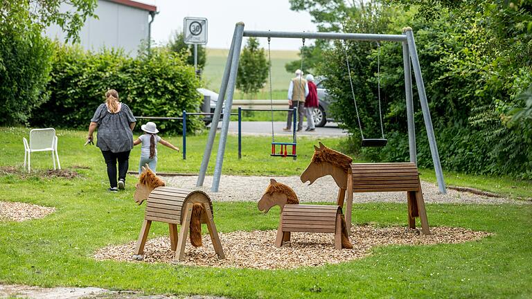 Spielparadies für die Kleinen. Eine Elterninitiative hat hier viele Ideen eingebracht und umgesetzt. Auch mit Wasser darf auf dem Spielplatz gepanscht werden. Spielparadies für die Kleinen. Eine Elterninitiative hat hier viele Ideen eingebracht und umgesetzt. Auch mit Wasser darf auf dem Spielplatz gepanscht werden. 