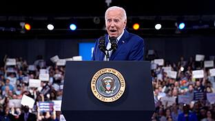 Joe Biden       -  Noch steht die erste Reihe der Demokraten geschlossen hinter US-Präsident Joe Biden. Doch  die Stimmen derer, die ihn nicht mehr für den richtigen Kandidaten halten, werden lauter.