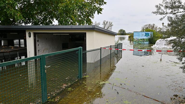 Hochwasser in Brandenburg - Erste Garagen und Gehwege stehen in Fürstenberg, einem Stadtteil von Eisenhüttenstadt, unter Wasser. Hochwasser in Brandenburg - Erste Garagen und Gehwege stehen in Fürstenberg, einem Stadtteil von Eisenhüttenstadt, unter Wasser.