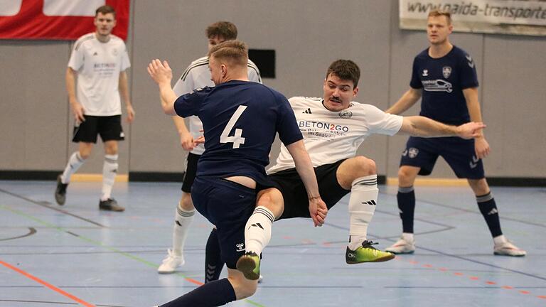 Dreikönigsturnier in Römershag       -  Beim Dreikönigs-Turnier des TSV Steinach ging es auch zur Sache, wie dieses Bild aus dem Spiel des TSV Steinach gegen die SG Brendlorenzen beweist.