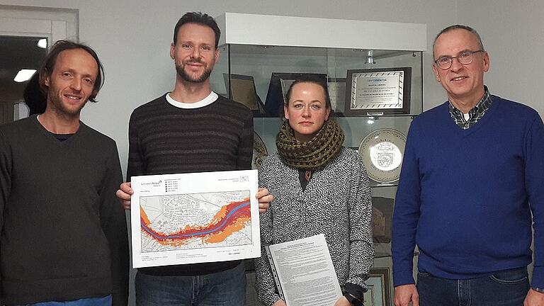 Der Vorstand der neu gewählten Bürgerinitiative „Höchberg Leiser!“ (von links): Kassierer Frederik Leclerq, erster Vorsitzender Sven Winzenhörlein mit Lärmkarte, zweite Vorsitzende Sarah Schönbrodt-Stitt und Schriftführer Ludwig Weigand. Der Vorstand der neu gewählten Bürgerinitiative „Höchberg Leiser!“ (von links): Kassierer Frederik Leclerq, erster Vorsitzender Sven Winzenhörlein mit Lärmkarte, zweite Vorsitzende Sarah Schönbrodt-Stitt und Schriftführer Ludwig Weigand.