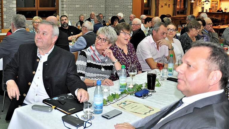 Blick ins Publikum bei der Jubiläumsfeier "50 Jahre Sportanglerverein Gernach": links im Bild der 1. Vorsitzende Edwin Pohli, neben ihm seine Frau Karin; rechts 2. Vorsitzender Thomas Eberlein Blick ins Publikum bei der Jubiläumsfeier "50 Jahre Sportanglerverein Gernach": links im Bild der 1. Vorsitzende Edwin Pohli, neben ihm seine Frau Karin; rechts 2. Vorsitzender Thomas Eberlein
