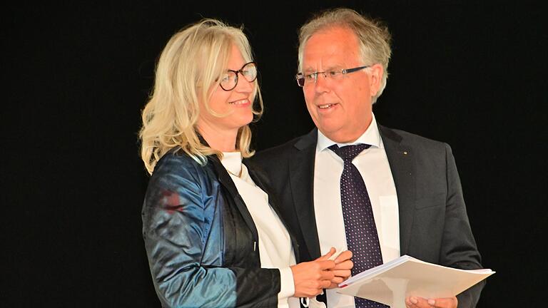 Endlich mehr Zeit für Frau Christine und die vier Kinder hat Reinhard Frank, der offiziell als Landrat des Main-Tauber-Kreis verabschiedet wurde, ab Juni. Endlich mehr Zeit für Frau Christine und die vier Kinder hat Reinhard Frank, der offiziell als Landrat des Main-Tauber-Kreis verabschiedet wurde, ab Juni.