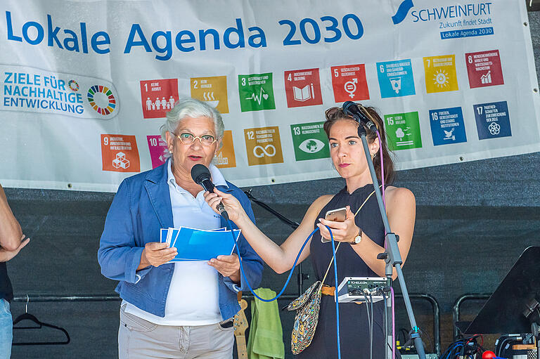 Die Lokale Agende 2030 in Schweinfurt feiert 25. Geburtstag  auf dem Georg-Wichtermann-Platz. im Bild Sorya Lippert (l) mit ihrer Tochter Elisabeth als Moderatorin