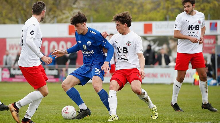 Moritz Gündling (Mitte) vom FV 04 Würzburg behauptet den Ball gegen Leon Reisinger (Zweiter von rechts) vom ASV Cham. Zuletzt trafen beide Mannschaften in der Fußball-Bayernliga Anfang April an der Mainaustraße aufeinander. Moritz Gündling (Mitte) vom FV 04 Würzburg behauptet den Ball gegen Leon Reisinger (Zweiter von rechts) vom ASV Cham. Zuletzt trafen beide Mannschaften in der Fußball-Bayernliga Anfang April an der Mainaustraße aufeinander.