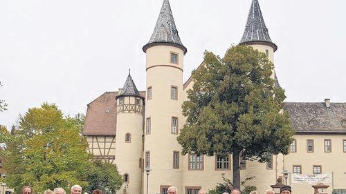 Sie schrieben Sportgeschichte: Georg Cura (Zweiter von rechts) führte seine Gäste als geschichtskundiger Pflasterer durch die Lohrer Innenstadt. Sie schrieben Sportgeschichte: Georg Cura (Zweiter von rechts) führte seine Gäste als geschichtskundiger Pflasterer durch die Lohrer Innenstadt.