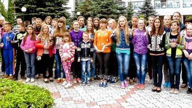 Wie gut Aufenthalte Kindern tun, davon konnte sich Erwin Koch (rechts) im Sommer bei einem Besuch des Erholungsheimes „Tschaijka“ (die „Möwe“) 150 Kilometer südlich von Kiew selbst überzeugen. Links: Valentina Deputat (Dolmetscherin) und Olga Jantschuk (Präsidentin der Tschernobyl Kinderorganisation Gebiet Tscherkassy). Wie gut Aufenthalte Kindern tun, davon konnte sich Erwin Koch (rechts) im Sommer bei einem Besuch des Erholungsheimes „Tschaijka“ (die „Möwe“) 150 Kilometer südlich von Kiew selbst überzeugen. Links: Valentina Deputat (Dolmetscherin) und Olga Jantschuk (Präsidentin der Tschernobyl Kinderorganisation Gebiet Tscherkassy).