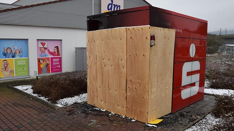 Der beschädigte Sparkassen-Container in Langenprozelten wurde mit Holz verkleidet. Im oberen Bereich sind Schmauchspure deutlich erkennbar Der beschädigte Sparkassen-Container in Langenprozelten wurde mit Holz verkleidet. Im oberen Bereich sind Schmauchspure deutlich erkennbar