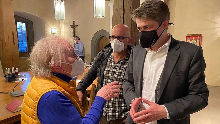 Was wird gebraucht, wie können wir schnell helfen? Das Solidaritätsteam und die Stadt Mellrichstadt bereiten sich auf die Ankunft ukrainischer Flüchtlinge vor. Im Bild (von links) : Marianne Fritz und Mustapha Houneineh im Gespräch mit Bürgermeister Michael Kraus. Was wird gebraucht, wie können wir schnell helfen? Das Solidaritätsteam und die Stadt Mellrichstadt bereiten sich auf die Ankunft ukrainischer Flüchtlinge vor. Im Bild (von links) : Marianne Fritz und Mustapha Houneineh im Gespräch mit Bürgermeister Michael Kraus.