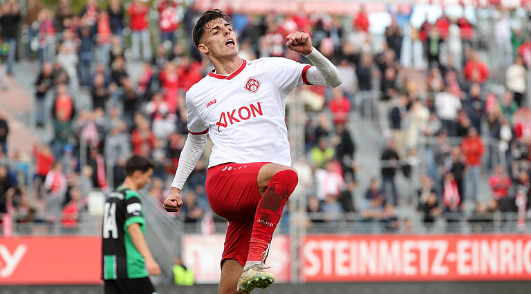 Starker Auftritt: Kickers-Mittelfeldakteur Ivan Franjic konnte zwei eigene Treffer bejubeln. Starker Auftritt: Kickers-Mittelfeldakteur Ivan Franjic konnte zwei eigene Treffer bejubeln.