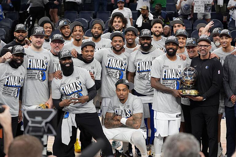 Geschafft! Das Team der Dallas Mavericks um Maxi Kleber feiert am 30. Mai nach dem vierten Sieg gegen die Minnesota Timberwolves in den Playoffs den Einzug ins Finale in der NBA. Geschafft! Das Team der Dallas Mavericks um Maxi Kleber feiert am 30. Mai nach dem vierten Sieg gegen die Minnesota Timberwolves in den Playoffs den Einzug ins Finale in der NBA.