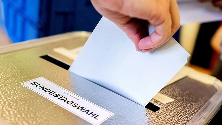 Am 23. Februar soll der Deutsche Bundestag neu gewählt werden. Behörden und Kommunen stellt die deutlich verkürzte Vorbereitungszeit vor Herausforderungen. Auch im Wahlkreis Schweinfurt müssen jetzt Wahlhelfer gefunden, Wahllokale reserviert und Unterlagen verschickt werden. Am 23. Februar soll der Deutsche Bundestag neu gewählt werden. Behörden und Kommunen stellt die deutlich verkürzte Vorbereitungszeit vor Herausforderungen. Auch im Wahlkreis Schweinfurt müssen jetzt Wahlhelfer gefunden, Wahllokale reserviert und Unterlagen verschickt werden.