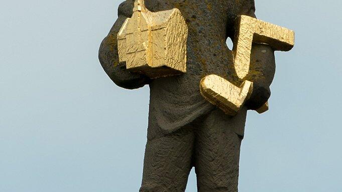 Von den Giebelfiguren auf dem Rathaus Schweinfurt steht diese für das Handwerk. Von den Giebelfiguren auf dem Rathaus Schweinfurt steht diese für das Handwerk.