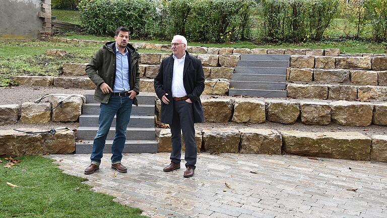 Bauamtsleiter Alexander Knahn und Bürgermeister Peter Stichler (rechts) im Garten der Kulturscheune. Die Sitzstufen im Hang laden geradezu zu Lesungen im Freien ein. Bauamtsleiter Alexander Knahn und Bürgermeister Peter Stichler (rechts) im Garten der Kulturscheune. Die Sitzstufen im Hang laden geradezu zu Lesungen im Freien ein.