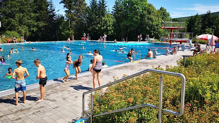 Die Öffnungszeiten des Bischofsheimer Freibades werden ab sofort reduziert, das Freibad öffnet nur noch von 13 bis 18 Uhr. Die Öffnungszeiten des Bischofsheimer Freibades werden ab sofort reduziert, das Freibad öffnet nur noch von 13 bis 18 Uhr.