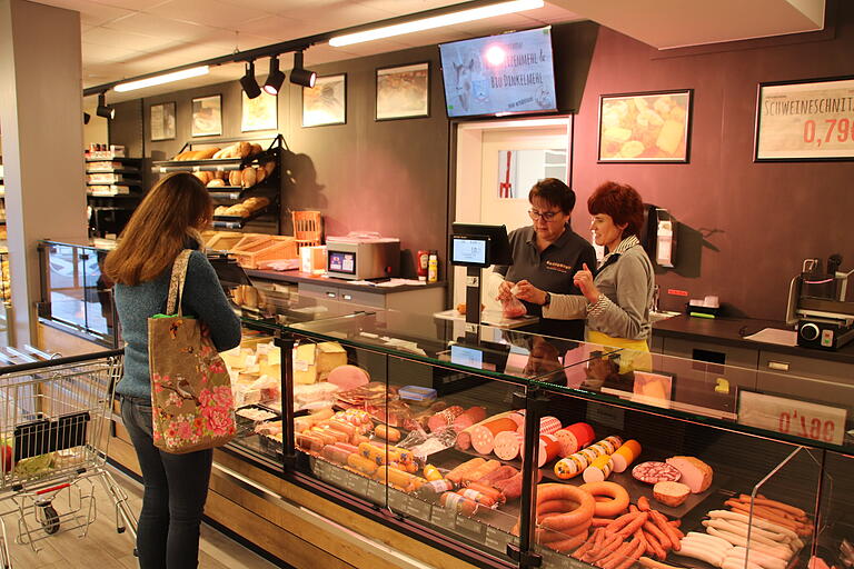Viele Dorfläden haben auch Fleisch- und Wurstwaren im Sortiment, wie hier in dem im November 2022 eröffneten Dorfladen in Retzstadt (Lkr. Main-Spessart). Viele Dorfläden haben auch Fleisch- und Wurstwaren im Sortiment, wie hier in dem im November 2022 eröffneten Dorfladen in Retzstadt (Lkr. Main-Spessart).