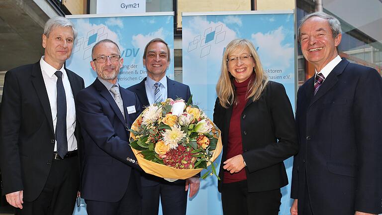 Teilnehmer der Hauptversammlung der Bayerischen Direktoren-Vereinigung (BayDV) im Gymnasium Veitshöchheim. Von links: Ministerialdirektor Herbert Püls, Veitshöchheims Schulleiter Dieter Brückner, BayDV-Landesvorsitzender Walter Baier, Festrednerin Professorin Dr. Silke Grafe (Uni Würzburg) und stellvertretender Landrat Armin Amrehn.