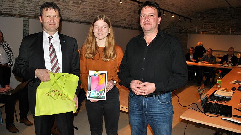 Marie Seufert aus Wargolshausen gewann das Tablet, das unter den jugendlichen Teilnehmern verlost wurde, die mindestens drei Beratungsgespräche auf der Jobmeile nachweisen konnten. Die Schülerin besucht den M-Zweig der Mittelschule in Bad Neustadt. Allianzsprecher Jürgen Heusinger (rechts) und Stellvertreter Thomas Helbling überreichten das Tablet. Marie Seufert aus Wargolshausen gewann das Tablet, das unter den jugendlichen Teilnehmern verlost wurde, die mindestens drei Beratungsgespräche auf der Jobmeile nachweisen konnten. Die Schülerin besucht den M-Zweig der Mittelschule in Bad Neustadt. Allianzsprecher Jürgen Heusinger (rechts) und Stellvertreter Thomas Helbling überreichten das Tablet.