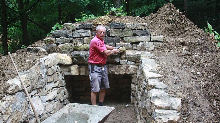 Georg Riedmann von den Geschichtsfreunden Stetten beim Nachbau eines Hügelgrabs auf dem Steinberg. Georg Riedmann von den Geschichtsfreunden Stetten beim Nachbau eines Hügelgrabs auf dem Steinberg.