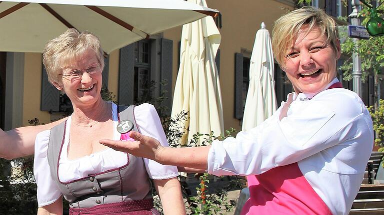 Heidi Dressler und Martina Strobel vom Sommeracher Gasthof Zum Weißen Lamm (von links) sind eigentlich immer gut drauf, wäre da nicht das fehlende Personal Heidi Dressler und Martina Strobel vom Sommeracher Gasthof Zum Weißen Lamm (von links) sind eigentlich immer gut drauf, wäre da nicht das fehlende Personal