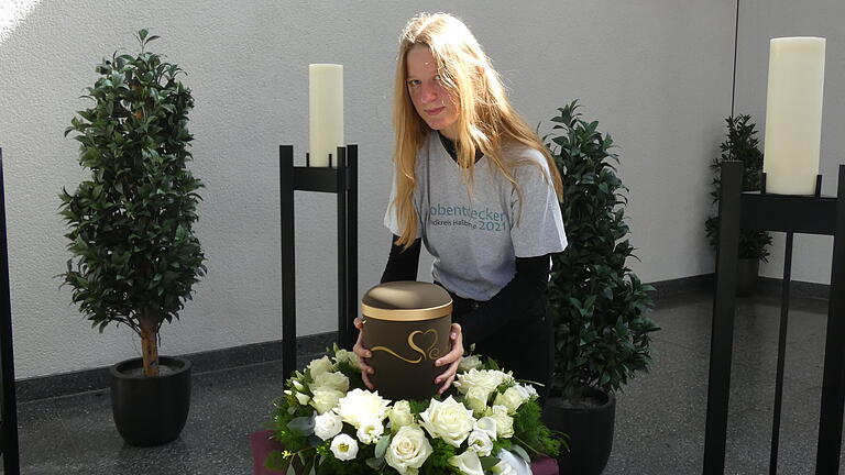Zwei Tage lang besuchte Jobentdeckerin Laura Bittel im Rahmen eines Minipraktikums das Bestattungsunternehmen Schunder in Prölsdorf. Bei einer Trauerfeier im Bamberger Hauptfriedhof durfte die 16-Jährige die Urne auf die Stele stellen. Zwei Tage lang besuchte Jobentdeckerin Laura Bittel im Rahmen eines Minipraktikums das Bestattungsunternehmen Schunder in Prölsdorf. Bei einer Trauerfeier im Bamberger Hauptfriedhof durfte die 16-Jährige die Urne auf die Stele stellen.