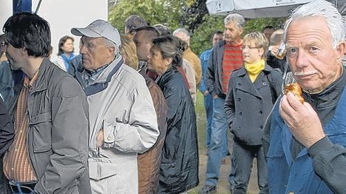 Zur Feier des Tages gab es Freibier und &bdquo;Laurentiusstangen&ldquo; im Garten des provisorischen Rathauses.