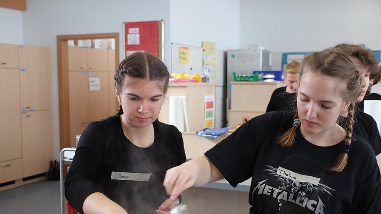 Die Schüler der neunten und zehnten Klasse der Grund- und Mittelschule Iphofen kochen zusammen mit Sternekoch Bernhard Reiser.