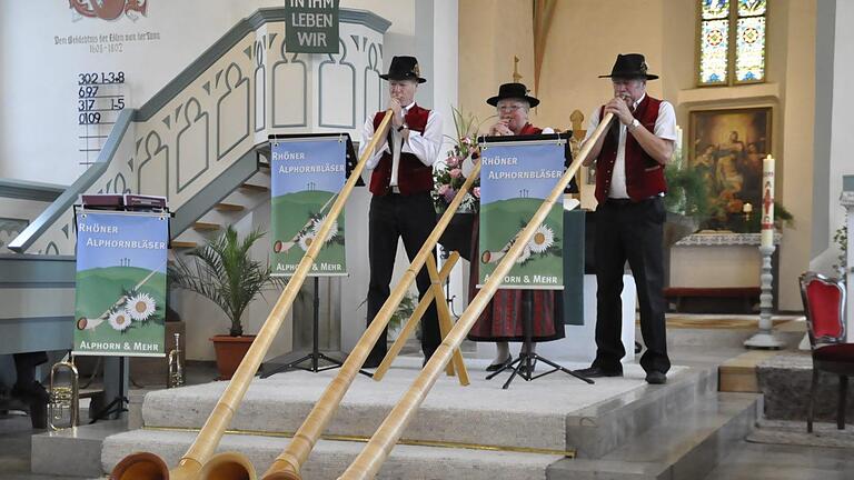 Die 'Rhöner Alphornbläser' sind: (von links) Reiner Morshäuser, Ingrid Schubert und Wolfgang Fella. Mit ihrem sonoren Klang begeisterten sie die Zuhörer. Foto: Peter Klopf       -  Die 'Rhöner Alphornbläser' sind: (von links) Reiner Morshäuser, Ingrid Schubert und Wolfgang Fella. Mit ihrem sonoren Klang begeisterten sie die Zuhörer. Foto: Peter Klopf