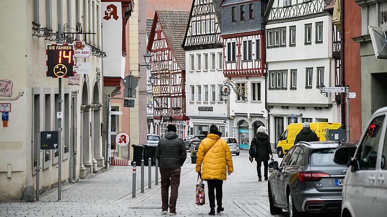 Mit Termin einkaufen gehen ist bis auf Weiteres im Landkreis Würzburg möglich. Im Bild die Hauptstraße in Ochsenfurt. Mit Termin einkaufen gehen ist bis auf Weiteres im Landkreis Würzburg möglich. Im Bild die Hauptstraße in Ochsenfurt. 