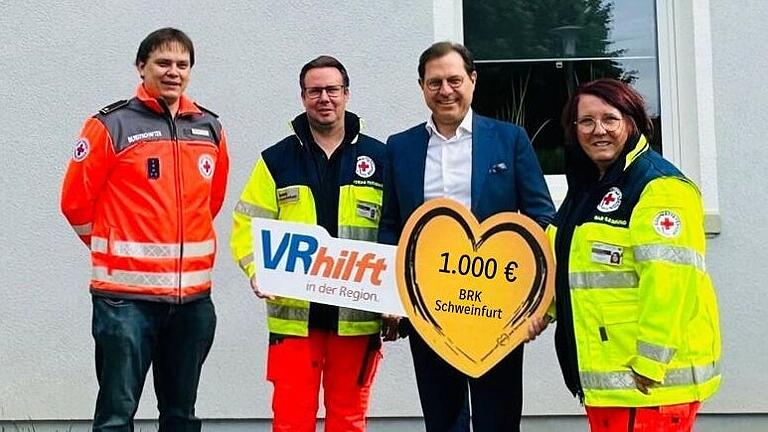Bei der Spendenübergabe: (von links) Maximilian Sauter (stellvertretender Kreisbereitschaftsleiter), Tobias Teichmann (Einsatzkraft Psychosoziale Notfallversorgung), Frank Hefner (Vorstandssprecher der VR-Bank Main-Rhön) und Gabi Siegmund (Fachdienstleitung Psychosoziale Notfallversorgung).