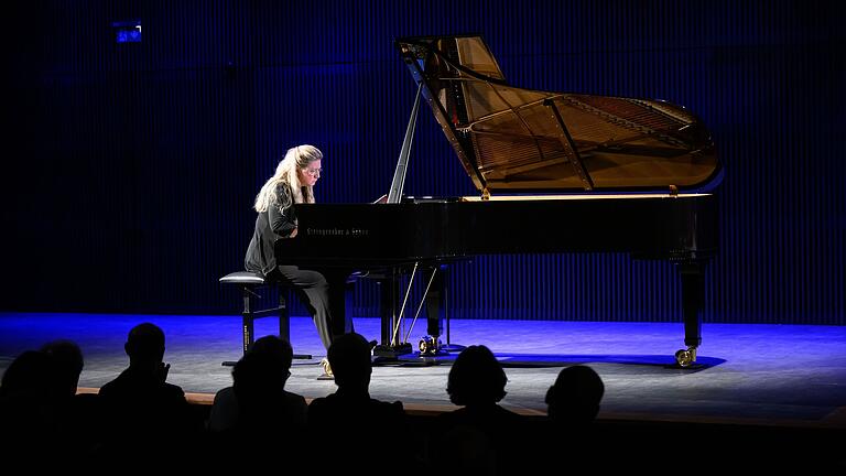 Die 'imaginäre Sektflasche' zum musikalischen Stapellauf des Flügels steuerte Pianistin Ragna Schirmer mit Werken von Mozart, Mozart-Zeitgenossin Maria Theresia Paradis, Schubert und Liszt bei. Die 'imaginäre Sektflasche' zum musikalischen Stapellauf des Flügels steuerte Pianistin Ragna Schirmer mit Werken von Mozart, Mozart-Zeitgenossin Maria Theresia Paradis, Schubert und Liszt bei.