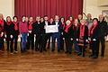 Die VR-MainBank eG unterstützt den Chor in Dipbach mit 1000 Euro. Kundenberater Michael Weber (Mitte) übergab bei einer Chorprobe den symbolischen Spendenscheck Chorleiter Herrn Jacob (10. von rechts) und Margit Eisenacher (9. von links).