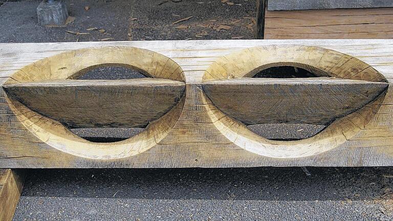 Hingucker aus Holz: Entwurf und Gestaltung der Stelen sind in Anlehnung an die sogenannte Konzeptkunst entstanden.