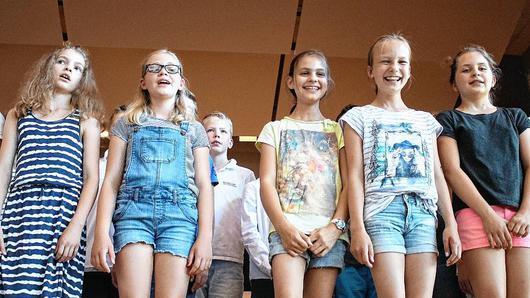 Singen macht lustig! Schülerinnen aus der fünften Klasse „Unpoquito cantas“ aus Südamerika. Singen macht lustig! Schülerinnen aus der fünften Klasse „Unpoquito cantas“ aus Südamerika.