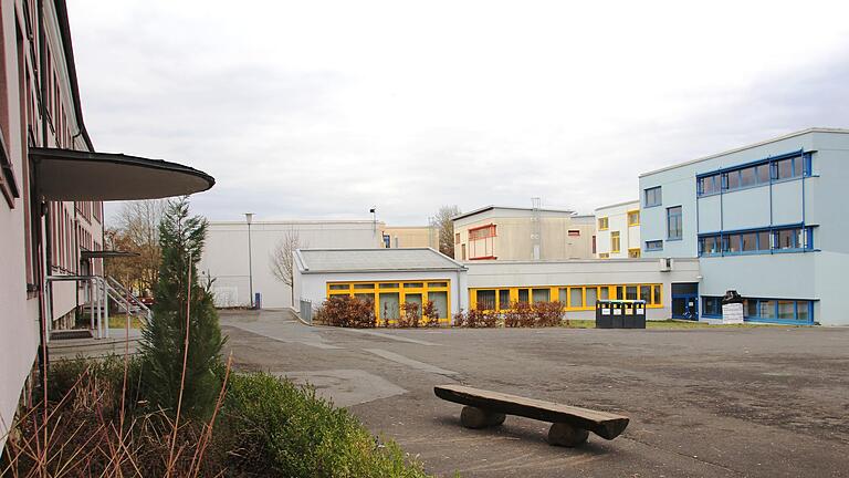 Die Tage der Gerolzhöfer Grundschule (links) und der Mittelschule am Lülsfelder Weg sind gezählt. Es wird wohl zu Neubauten kommen. Wo, das ist allerdings noch nicht abschließend geklärt. Die Tage der Gerolzhöfer Grundschule (links) und der Mittelschule am Lülsfelder Weg sind gezählt. Es wird wohl zu Neubauten kommen. Wo, das ist allerdings noch nicht abschließend geklärt.