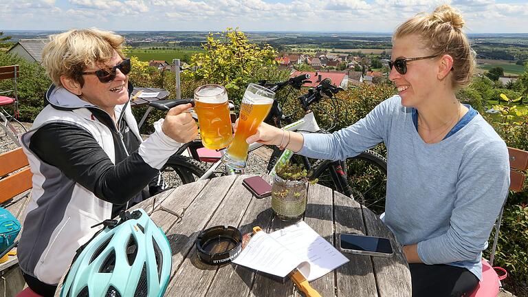 Endlich wieder unbeschwert in den Biergarten wie auf diesem Symbolbild? Das ist ab 1. Juni auch im Landkreis Haßberge möglich. Besucher von Außengastronomie brauchen weder Termin noch Coronatest. Endlich wieder unbeschwert in den Biergarten wie auf diesem Symbolbild? Das ist ab 1. Juni auch im Landkreis Haßberge möglich. Besucher von Außengastronomie brauchen weder Termin noch Coronatest.