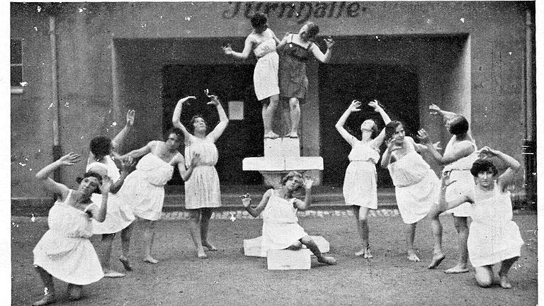 Die Brunnengruppe der Schweinfurter Turnerinnen von 1925.
